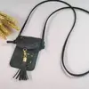 Venta al por mayor de fábrica moda estilo pequeño colgante de borla funda cruzada para teléfono tarjeta monedero multiusos de alta calidad