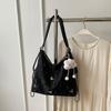Design Sense Butterfly Bolsa de Grande Capacidade Feminina 2024 Verão Nova Moda Bolsa de Ombro All-match Estilo Ocidental Mochila Distinta