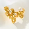 Broche de Folha Tridimensional Vazado de Luxo Leve e de Alta Qualidade Feito de Liga de Cobre com Galvanoplastia de Ouro Real e Pérolas de Água Doce, Alfinete Exquisito para Roupas