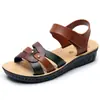 Sandálias de verão para mães de meia-idade e idosas, novas, sola macia, combinação de cores para meia-idade, sapatos de plástico para mães, tamanho grande, sapatos de avó para mulheres idosas