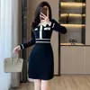 Elegante vestido suéter de punto para dama estilo coreano, suave y femenino, vestido negro pequeño estilo Hong Kong, estilo francés para petite.