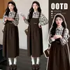 Ropa de maternidad otoño e invierno vestido de tirantes retro marrón oscuro camisa de cuadros conjunto de dos piezas ocultador de barriga suelto bordado abrigo