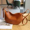 Bolsa Feminina em Couro Vegetal, Fashion e Versátil, Nova Tendência de Verão Casual para Ombro e Transversal, Bolsa Formato Dumpling em Couro de Primeira Camada, Couro Macio