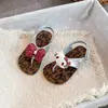 Sandálias Chinelos Infantis Estilo Coreano 2026 Verão Novo Estilo Chinelos de Exterior para Meninas Planas Casuais Sapatos de Praia com Estampa de Leopardo