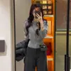 Suéter de punto de color liso con cuello redondo y manga larga estilo coreano para mujer, nuevo top base ajustado versátil casual para otoño de 2025