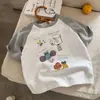 Camiseta de verano para niños de algodón puro de manga corta, diseño moderno estilo coreano con bloques de color, unisex, estampado de dibujos animados, top versátil de media manga para niños mayores