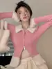 [Hilo de núcleo] Suéter de punto patchwork para mujer, colección de otoño, con un diseño dulce y atrevido con cuello de piel sintética y cierre de cremallera, top corto