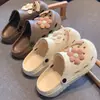 Clogs de enfermeiro respiráveis de novo estilo, modernos, fofos, leves para uso externo no verão 2026, sandálias de exterior