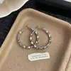 Pendientes de Aro Geométricos de Metal Únicos Estilo Europeo y Americano, Versátiles para el Trabajo, Diseño de Nicho, Pendientes de Lujo Ligero de Alta Gama para Mujer