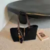Bolsa de ombro de camurça com estampa de leopardo vintage estilo coreano, moderna e estilosa, bolsa de axila única, bolsa tote com vibe descontraída de nicho