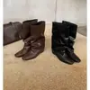 ¡Producción en fábrica en curso! Zapatos estilo mismo de Mamá Uva, punta cuadrada, con plataforma interior, holgados, pantalones de moda plisados, botas de media pantorrilla