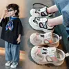 Sapatos infantis sandálias de menino estilo verão 2025 novo vazado sola macia sapatos infantis de malha simples sapatos esportivos leves respiráveis para meninos