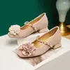 Tacón Grueso Retro Flor Suave Elevadores Tacones Altos Estilo Hada Francesa Zapatos Mary Jane de Gamuza Nuevo Estilo Verano y Otoño 2025