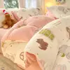 Conjunto de Quatro Peças de Leite Fleece Espesso de Alto Peso Classe A Tamanho Grande Estampa Digital Outono/Inverno Lençol de Cama Capa de Edredom Conjunto de Três Peças para Dormitório~