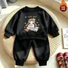 Coleção nova de 2026: roupa doce e estilosa de outono/inverno para meninas, apresentando uma blusa de moletom com forro de fleece e um conjunto de duas peças moderno para um look casual