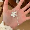 Pingente de franja de pétala fria Colar de flor com superfície lisa Estilo de luxo leve francês Corrente de suéter luxo leve senso de alta qualidade Acessórios de colar de nicho atacado