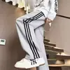 Pantalones rectos de tres rayas para hombre al por mayor del fabricante, estilo americano de alta calle, pantalones holgados de pierna ancha, pantalones casuales deportivos a rayas de marca de moda
