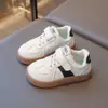 Sapatos infantis para meninas estilo primavera e outono 2025 novos sapatos de lona de couro infantis sapatos esportivos brancos para crianças pequenas e médias sapatos de treino alemães para meninos