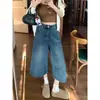 Calça jeans reta feminina estilo retrô americano, lavada e com aspecto desgastado, shorts cropped largos e soltos de cintura alta para o verão, tendência
