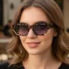 Óculos de Sol Quadrados Estilo Europeu e Americano Personalizados de Alta Qualidade com Design Cat-Eye, Modernos e Versáteis para Viagens ao Ar Livre, Proteção Solar para Mulheres, Óculos de Sol Transfronteiriços