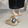 Otoño 2026 Birkenstock para Mujer Exterior Suela Gruesa Que Aumenta la Altura Retro Suela Suave Sin Cierre Punta Cerrada Birkenstock Media Zapatilla Moderna