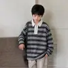 Camisa polo listrada e moletom para meninos, roupa de outono para crianças, novo estilo 2026, roupas de outono para crianças mais velhas, conjunto moderno para meninos