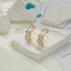 Pendientes de clip con forma de C de circonita con forma de mosquito, elegantes y sin orificios, para mujer, con aguja de plata s925