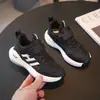 Novos Sapatos Infantis de Malha Dupla Primavera/Verão 2026 Sapatos Esportivos Leves e Respiráveis para Meninos Tênis Casuais com Velcro para Meninas