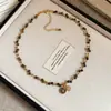Collar floral de perlas con incrustaciones de diamantes estilo vintage francés, sensación de lujo ligero y alta gama, versátil y elegante, adecuado para ir al trabajo, venta al por mayor