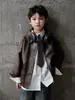 Jaqueta de couro para meninos, modelo primavera e outono 2026, jaqueta de couro moderna e estilosa para crianças mais velhas, casaco de PU da moda para meninos