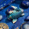 Broche Festivo de Ano Novo com um Toque Luxuoso e de Alta Qualidade, Feito de Liga Metálica com Diamantes em Formato de Peixe, um Acessório de Roupa