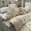 Juego de cama de cuatro piezas con ribete de encaje, sábana de algodón lavado amigable con la piel, funda de edredón, sábana bajera ajustable, cubrecama de tres piezas para dormitorio de estudiante