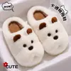 Pantufas femininas de algodão com tema de cachorrinho, atacado para outono e inverno de 2026, com sola antiderrapante, forro de fleece para aquecimento e sensação macia e acolchoada.
