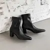 Botas femininas curtas estilosas estilo britânico de 6cm, novo modelo outono e inverno 2026, bico fino, salto grosso, zíper traseiro, botas femininas de ajuste justo