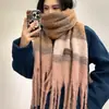 Bufanda de Mohair a Rayas Nueva para Mujer, Estilo Coreano, Atmosférica, Versátil, Chal Cálido para Otoño e Invierno, Calentador de Cuello Engrosado para Estudiantes