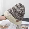 Chapéu de tricô liso para outono e inverno para mulheres, espessado e quente, gorro solto estilo coreano para proteger as orelhas, chapéu de lã versátil à prova de frio