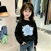 Moda Novedosa de Primavera y Otoño 2026 Camiseta de Algodón Puro para Niñas con Cuello Redondo, Mangas Largas y Estampado para Niños Medianos y Grandes