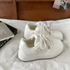 Tênis brancos retrô versáteis para mulheres, nova coleção outono 2026, mocassins de sola grossa, sapatos esportivos casuais