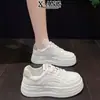 Zapatillas blancas de cuero de capa superior con suelas gruesas y aumento de altura para mujer, nuevo modelo versátil de otoño 2026, zapatos deportivos casuales para mujer
