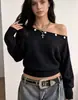 Suéter de punto cruzado europeo y americano para mujer, con botones y hombros descubiertos, nuevo estilo otoño e invierno 2026, top holgado de punto tipo murciélago de un solo hombro para mujer