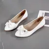Sapatilha Feminina Estilo Britânico com Estampa de Garça Branca 2026 Primavera/Outono Nova Bico Fino Versátil Couro Macio Slip-On Sapatos Baixos para Trabalho