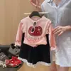 Camiseta de Menina para Primavera e Outono, Roupa de Bebê Estilosa, Moda Infantil Única Color-Block com Babados, Letras de Desenho Animado, Camiseta Térmica Básica