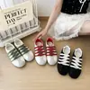 Zapatillas de entrenamiento alemanas retro de rayas con velcro para mujer, nuevas súper populares versátiles de otoño 2026, zapatillas casuales estilo Forrest Gump