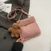 Nova Coleção Outono 2025 Bolsa de Ombro Fofa Patchwork Simples Pelúcia Fosca Tendência Moda Transversal Feminina
