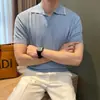 Camisa Polo Listrada Texturizada Slim Fit Amiga da Pele Estilo Novo de Verão para Homens, Pulôver, Malha Leve para Negócios Casuais, Gola Lapela, Tendência