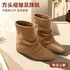 Coleção nova de 2026: botas femininas de bico quadrado, com pregas no tornozelo e um salto interno de 5cm, projetadas para fazer as pernas parecerem mais finas e altas no outono e inverno, apresentando material em camurça e um estilo de bota curto e bloco