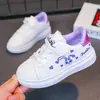 Tênis Brancos Infantis Estilo Novo 2026 para Primavera e Outono, Sapatos Infantis Antiderrapantes com Solado Maciço, Tênis Esportivos Infantis com Solado Grosso para Aumentar a Altura