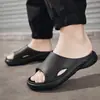 Pantuflas de hombre de diseño simple, modernas y populares, material EVA, cómodas con tacto suave, suela gruesa, resistentes al desgaste, resistentes a olores, transpirables y antideslizantes