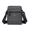 Bolso bandolera casual ligero para exteriores, nuevo estilo para hombre, gran capacidad, diseño simple, bolso de hombro versátil, adecuado para ciclismo y deportes