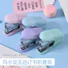 Grapadora Transfronteriza Color Jade Nuevo Tamaño Mediano, Máquina Engrapadora Ahorradora de Esfuerzo para Estudiantes, Grapadora de Oficina de 20 Páginas, Grapadora 24/6 Venta al por Mayor de Fábrica
